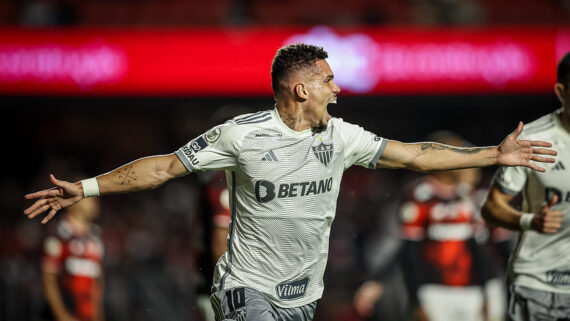 Paulinho comemora primeiro gol no Morumbis (foto: Flickr / Atlético)