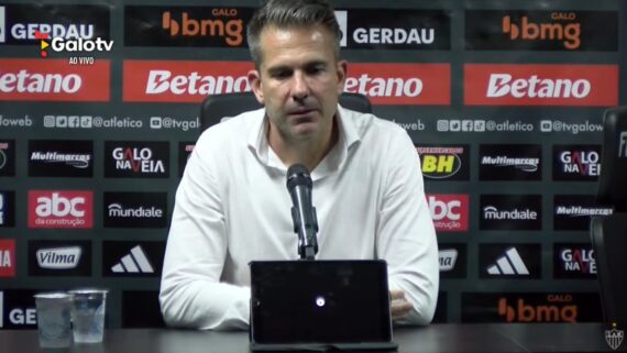 Victor em coletiva após anúncio da saída de Gabriel Milito (foto: Reprodução / GaloTV / YouTube)