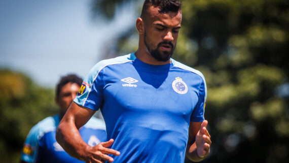 Fabrício Bruno é mais um alvo da Raposa para reforçar a zaga. (foto: VINNICIUS SILVA / FLICKR / CRUZEIRO)