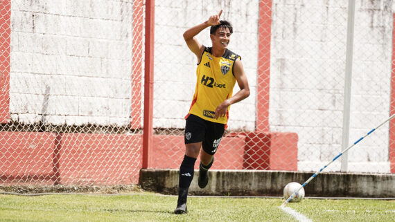 Atacante Louback comemora o primeiro gol do jogo (foto: Daniela Veiga / Atlético)