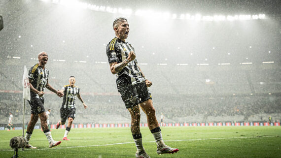 Bernard comemora gol de empate diante do América (foto: Pedro Souza / Atlético)