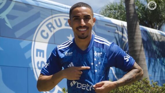 Christian celebra acerto com o Cruzeiro. (foto: Divulgação / Cruzeiro. )