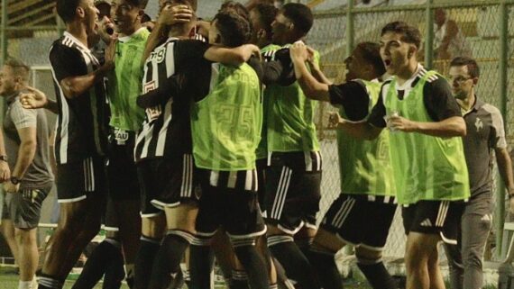 Jogadores comemoram gol na vitória diante do Botafogo-SP (foto: Divulgação / Atlético)