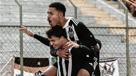 Gabriel Pfeifer e Pedro Ataíde comemoram gol (foto: Divulgação / Atlético)