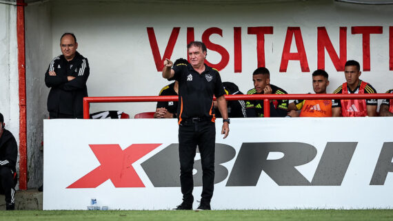 Cuca orienta a equipe na partida contra o Villa Nova (foto: Pedro Souza / Atlético)