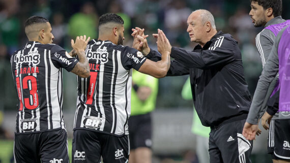 Felipão comemora gol atleticano diante do Palmeiras (foto: Foto: Pedro Souza / Atlético)