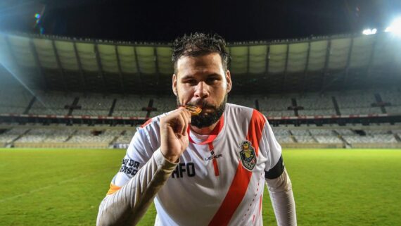 Victor Martins mordendo uma medalha (foto: Arquivo Pessoal)