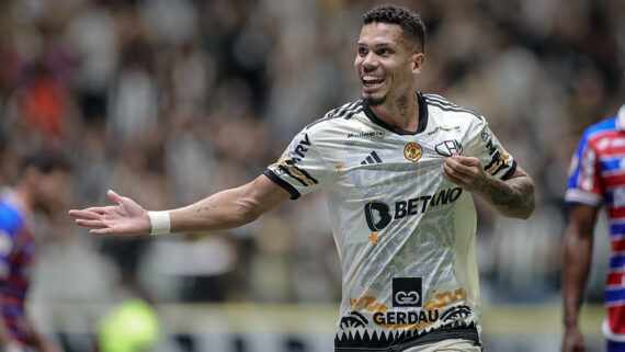 Paulinho comemora gol pelo Atlético (foto: Foto: Pedro Souza / Atlético)