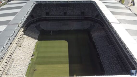 Imagem do gramado da Arena MRV nesta quarta-feira (08)