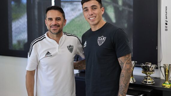 Saravia e Rodrigo Caetano (foto: Foto: Pedro Souza / Atlético)