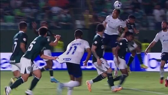 Lance em que Wesley é puxado dentro da área (foto: REPRODUÇÃO / TRANSMISSÃO)