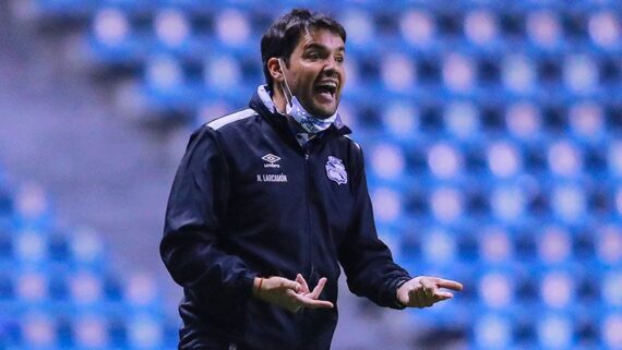 Nicolás Larcamón será o comandante do Cruzeiro em 2024 (foto: MANUEL VELASQUEZ / GETTY IMAGES)