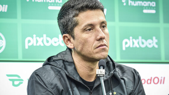 Thiago Carpini também entra na lista de possíveis nomes para assumir Cruzeiro (foto: GABRIEL TADIOTTO / E.C. JUVENTUDE / DIVULGAÇÃO)