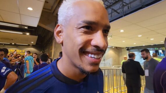 Bruno Rodrigues e Matheus Pereira falam em zona mista do Mineirão (foto: REPRODUÇÃO / YOUTUBE / DEUS ME DIBRE)