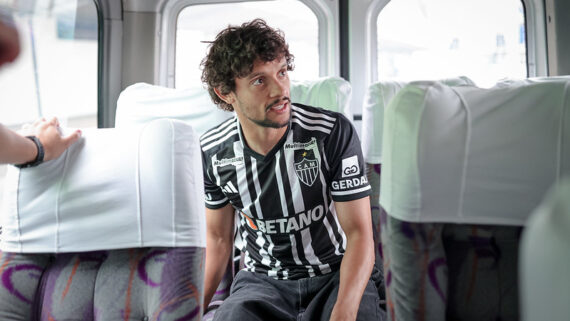 Scarpa na chegada ao Atlético (foto: Pedro Souza / Atlético)