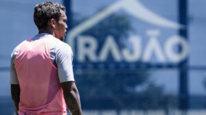 Verón sofre trauma no pé direito e precisará passar por cirurgia. (foto: Foto: Gustavo Aleixo / Cruzeiro)
