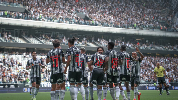 Jogadores comemoram gol marcado diante do Democrata (foto: Pedro Souza / Atlético)