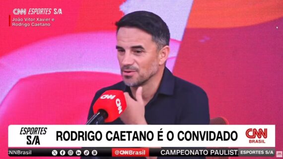 Rodrigo Caetano em entrevista à CNN (foto: Divulgação / CNN)