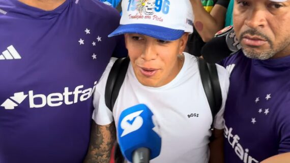 Lucas Romero desembarca em Belo Horizonte com carinho da torcida do Cruzeiro (foto: REPRODUÇÃO / SAMUEL VENÂNCIO / YOUTUBE)