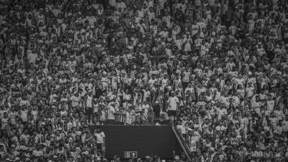 Árbitro relata em súmula cantos homofóbicos e objetos atirados no gramado. (foto: PEDRO SOUZA / FLICKR / ATLETICO)