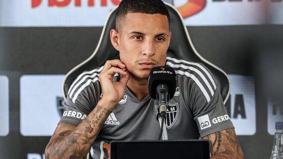Guilherme Arana em coletiva na Cidade do Galo (foto: Pedro Souza / Atlético)