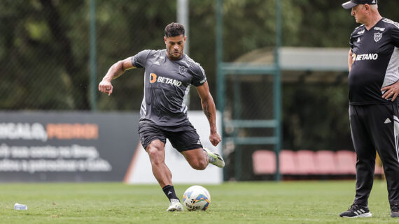 Felipão acompanha treino na Cidade do Galo (foto: Pedro Souza / Atlético)