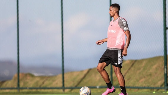 Rômulo em treino na Cidade do Galo (foto: Pedro Souza / Atlético)