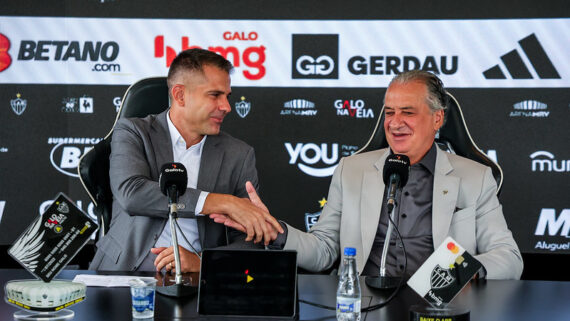 Victor em apresentação na Cidade do Galo ao lado do presidente Sérgio Coelho (foto: Pedro Souza / Atlético)
