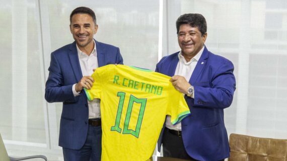Rodrigo Caetano posa para a foto ao lado do presidente da CBF, Ednaldo Rodrigues (foto: Lesley Ribeiro / CBF)