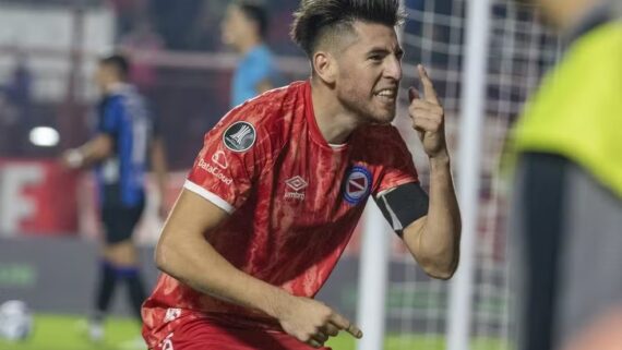Lucas Villalba, defensor argentino, tem tratativas avançadas com o Cruzeiro (foto: REPRODUÇÃO / ARGENTINO JUNIORS)