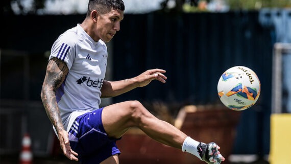 Lucas Romero tem julgamento adiado para a próxima quinta-feira e pode desfalcar Cruzeiro nas fases finais do estadual (foto: GUSTAVO ALEIXO / FLICKR / CRUZEIRO)