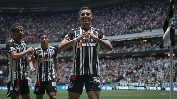 Cadu comemora primeiro gol pelo profissional (foto: Pedro Souza / Atlético)