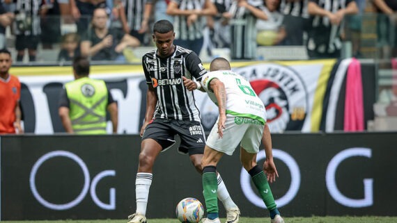 Alisson em disputa com Marlon no clássico do último sábado (09) (foto: Pedro Souza / Atlético)