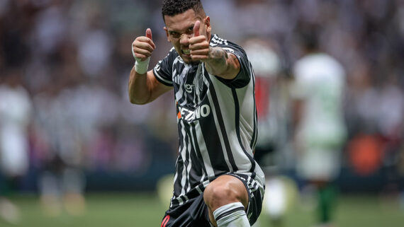 Paulinho comemora gol diante do América (foto: Pedro Souza / Atlético)