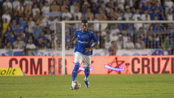 Zé Ivaldo se desculpa com torcida após expulsão contra o Tombense. (foto: Foto: Staff Images / Cruzeiro)