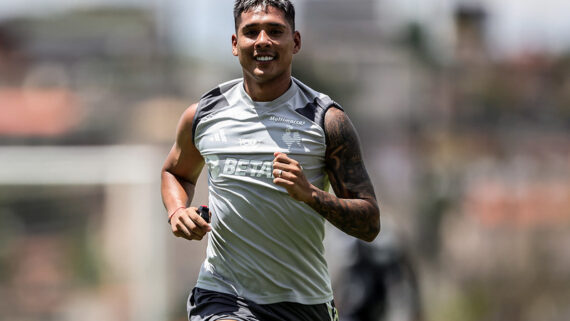 Em fase final de recuperação de lesão, Zaracho corre em volta do campo (foto: Pedro Souza / Atlético)