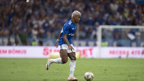 Matheus Pereira fala sobre sua vontade de permanecer no Cruzeiro e brinca sobre questionar a Pedro Martins. (foto: Foto: Cruzeiro / Staff Images)