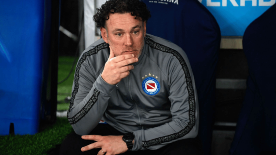 Gabriel Milito, quando comandava o Argentino Juniors-ARG (foto: MAURO PIMENTEL / AFP via Getty Images)
