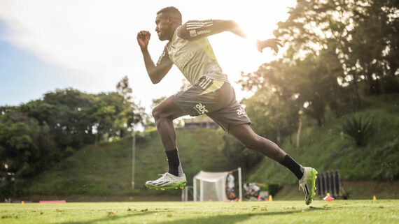 Edenilson em treinamento na Cidade do Galo (foto: Pedro Souza / Atlético)