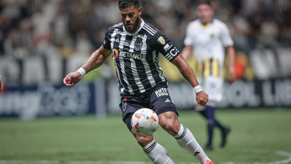 Hulk na partida contra o Rosario Central (foto: Pedro Souza / Atlético)