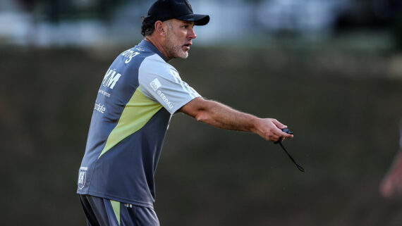 Gabriel Milito comanda treino na Cidade do Galo (foto: Pedro Souza / Atlético)