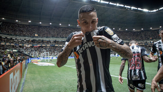 Arana comemora gol no clássico (foto: Pedro Souza / Atlético)