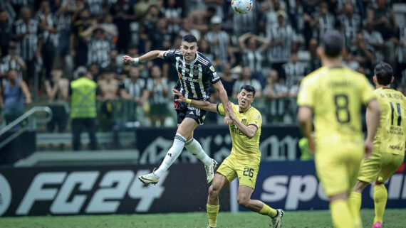Battaglia disputa bola de cabeça na partida contra o Peñarol (foto: Pedro Souza / Atlético)