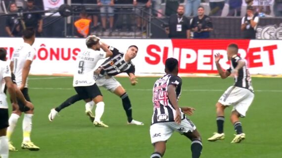 Lance que gerou a expulsão de Battaglia (foto: Reprodução)