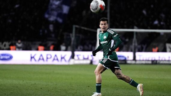 Bernard jogando pelo Panathinaikos-GRE (foto: KONSTANTINOS TSAKALIDIS/SOOC/AFP via Getty Images)