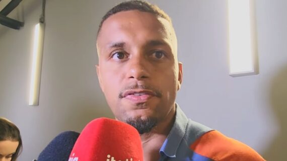 Jogadores do Cruzeiro falam em Zona Mista no Mineirão após vitória. (foto: REPRODUÇÃO / DEUS ME DIBRE)