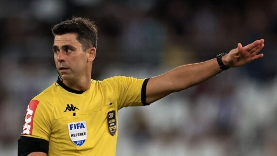 Flávio Rodrigues de Souza (FIFA/SP) apita a final do Campeonato Mineiro de 2024. (foto: REPRODUÇÃO / CBF)
