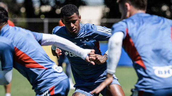 Arthur Gomes se soma a Dinenno e ataque do Cruzeiro sofre com lesões. (foto: GUSTAVO ALEIXO / FLICKR / CRUZEIRO)