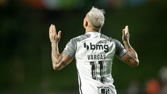 Vargas comemora gol contra o Fluminense (foto: Pedro Souza / Atlético)