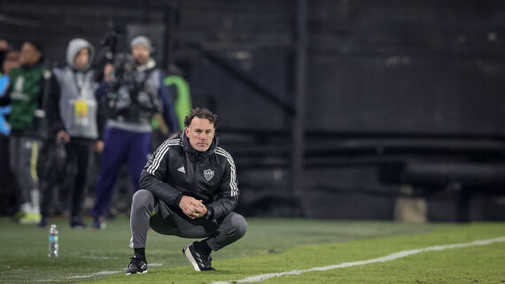 Gabriel Milito observa o jogo no Uruguai (foto: Pedro Souza / Atlético)